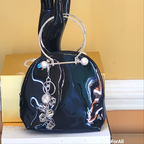 Yves Saint Laurent - Picture 1 of 16